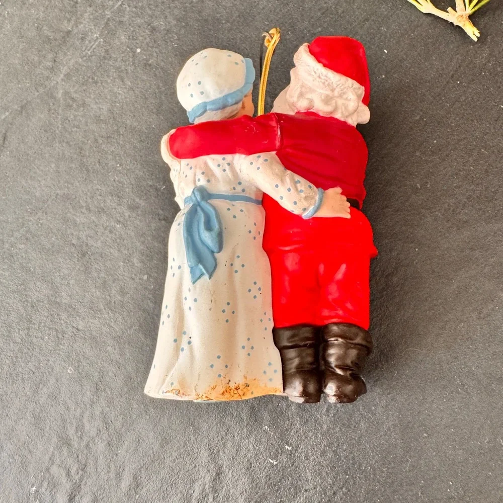 1994 Hallmark Ornament Mr. And Mrs. Santa Claus #9 A Handwarming‎ Present